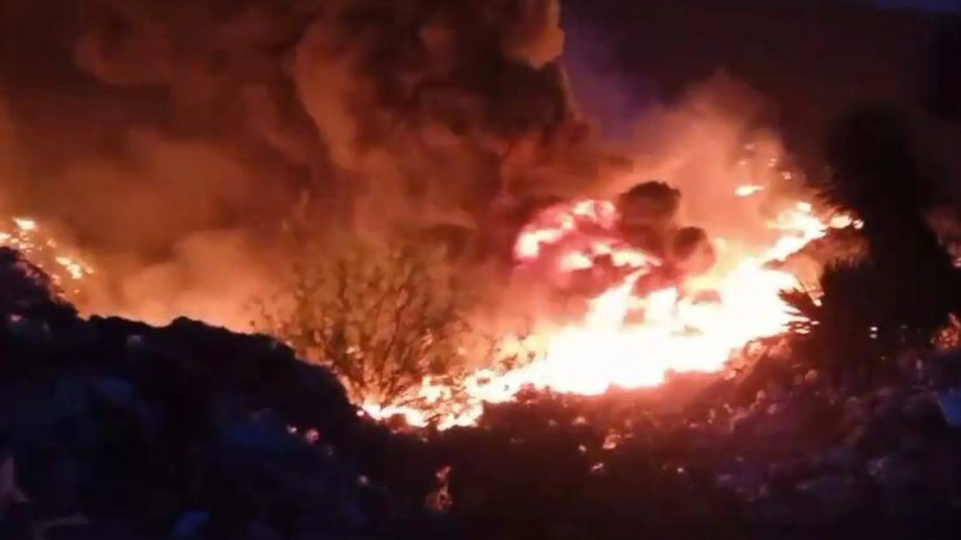 Incendio en tiradero de basura en Cárdenas